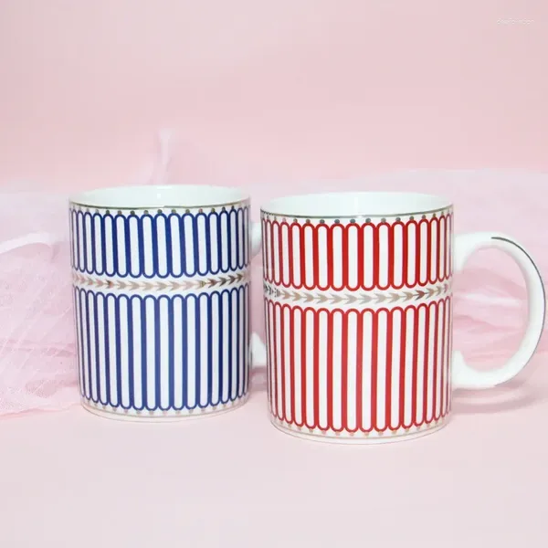 Tazze Tazza in bone china di alta qualità Tazza da caffè a righe blu e rosse Bicchieri Tazze da colazione originali Regalo per coppia Regali personalizzati Bar