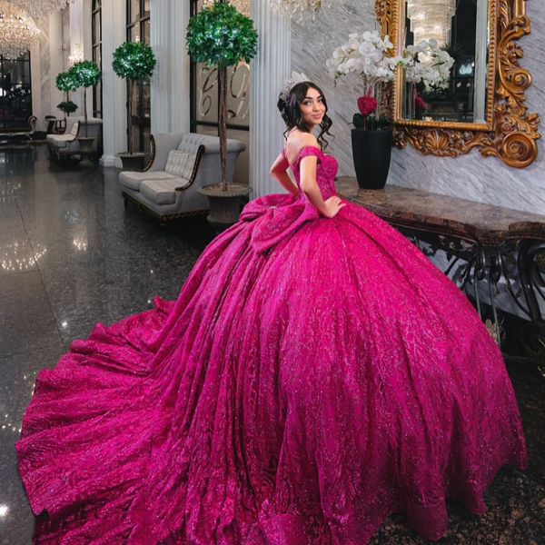 Abito da ballo con glitter rosso rosa Abiti stile Quinceanera con spalle scoperte Paillettes in cristallo con perline Tull Corsetto Abiti da 15 anos