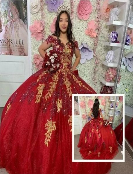 Splendidi abiti Quinceanera rossi con abbellimenti dorati con paillettes Sweet 16 eleganti abiti da ballo con corsetto con spalle scoperte9470057