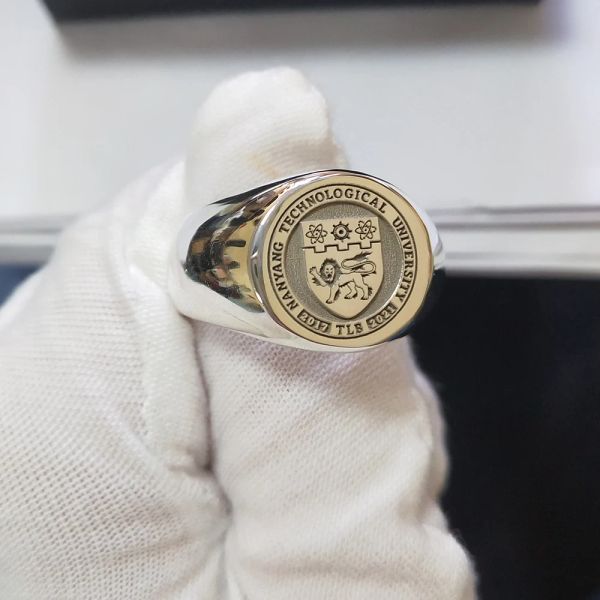 Ringe Kostenloser Versand Benutzerdefinierte personalisierte 3D-Gravur 26 Buchstaben Logo 15mm Ring für Männer Mode-Ring 925 Silber Ring für Familiengeschenke