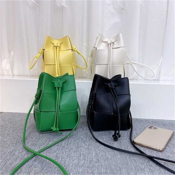 Bolsas de ombro elegantes bolsa de balde tecida nova bolsa de couro para mulheres simples saco de celular saco de nicho de nicho de cordão feminino 240311