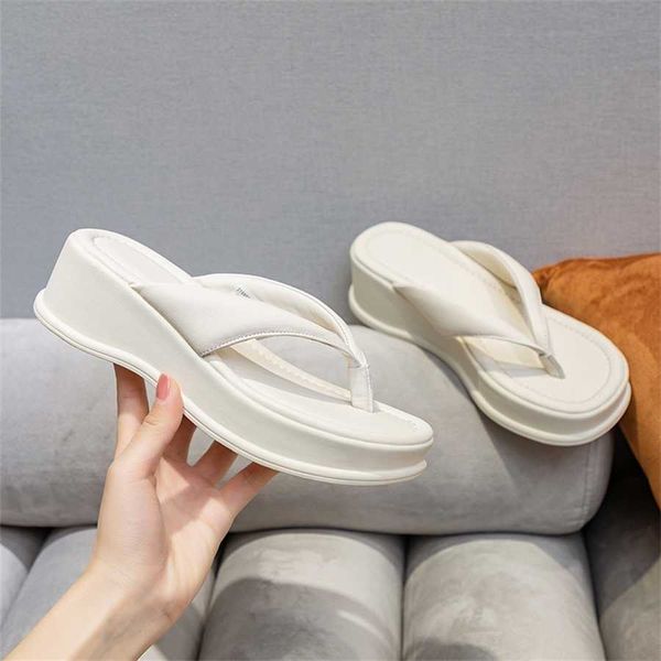 Novas sandálias de fundo plano para primavera verão feminino grosso sola arrastar e rasgar couro macio sapatos casuais estudante romano 240228