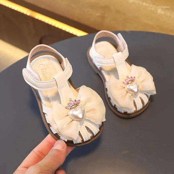 Сандалии для девочек First Walkers, милые модные детские полые туфли из искусственной кожи с жемчугом, повседневная обувь принцессы, детская свадебная обувь с Т-образным ремешком