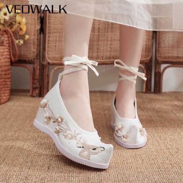 Bombas Veowalk Deer Bordado Mulheres 6 cm de altura dentro de Wedge Women Hanfu Sapatos Hanfu Lace Up Up Narize Costume Bombas brancas