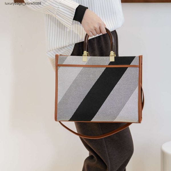 Designer de marca de fábrica vende 50% de desconto bolsas femininas on-line tecido portátil sacola feminina popular novo ombro de deslocamento de alta qualidade