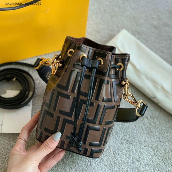 Il designer di marca di fabbrica vende borse da donna con uno sconto del 50% online Nuova borsa a tracolla con mini lettera con coulisse da donna