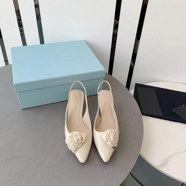 Scarpe eleganti Primavera e autunno Indietro Hollow Bocca superficiale Decorazione floreale Tacchi bassi Pelle di pecora Sandali singoli a punta francesi per le donne