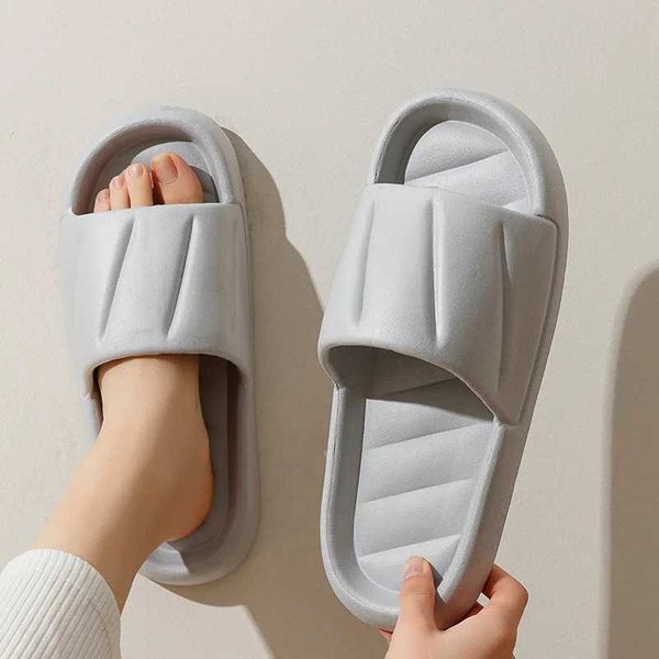 Hausschuhe Frauen Sommerrutschen Badezimmer Anti -Slip -Slipper -Sandalen Mode superleichte weiche Komfortschuhe Plattform Eva Sohle H240325