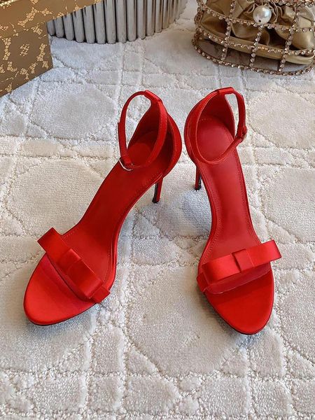 Scarpe eleganti rosse moda sexy tacco alto donna lusso squisita decorazione in metallo singolo 2024 sandali con cinturino a una linea concisi