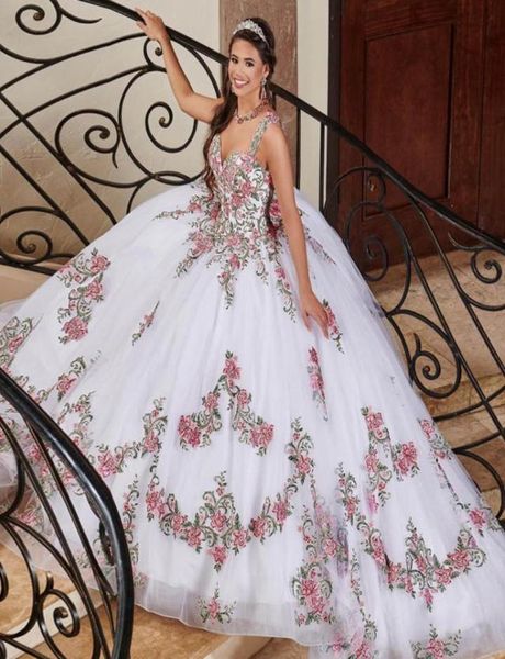 Büyüleyici Beyaz Quinceanera Elbiseler Petal Power Nakış Tatlı 16 Önlük Tül Vestido De 15 Anos Ball Prom Gowns1430202