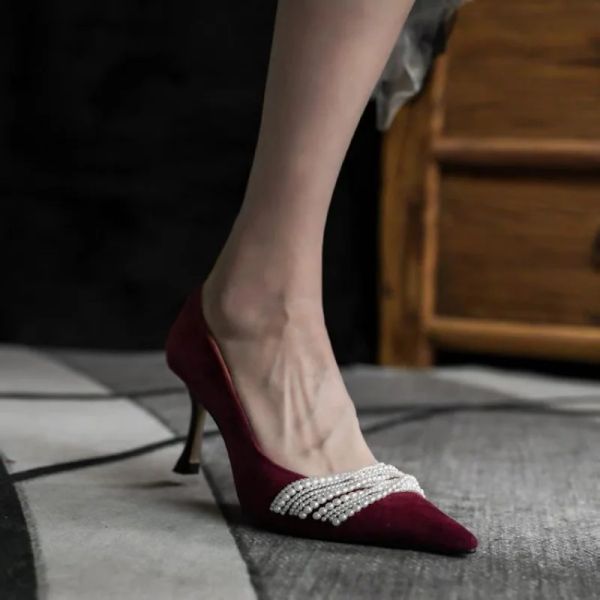 Насосы женщины высокие каблуки сексуальные туфли с бисером женская женщина 2023 Новые красные бархатные насосы указаны на ноги с ретрантоинами.