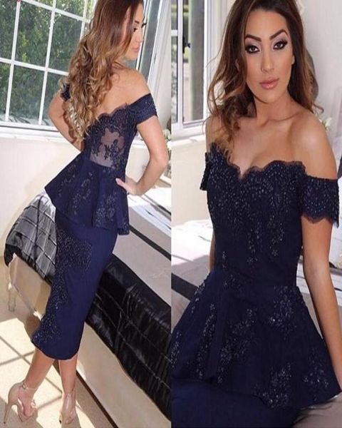 Abiti da cocktail eleganti con perline blu navy 2020 Lunghezza tè Peplo con spalle scoperte Abiti da ballo Applique Abiti da cerimonia in pizzo Party Even7118190