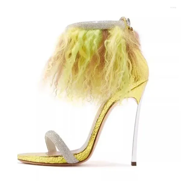 Модельные туфли Сандалии на высоком каблуке с пушистым ремешком на щиколотке и бахромой Желтые туфли из змеиной кожи с металлическими лезвиями на каблуке с кристаллами для вечеринки