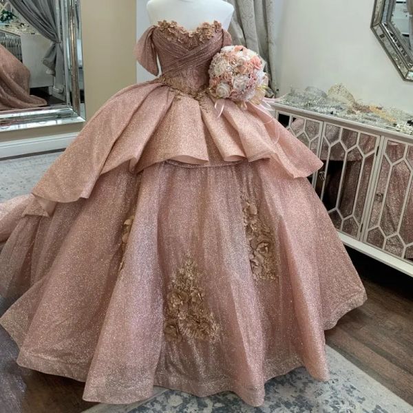 Kleider Rose Gold glänzende Träger aus der Schulter Quinceanera Kleid Ballkleid Bling Kristall Applikationen Spitze 3DFlower Korsett Vestido De 15