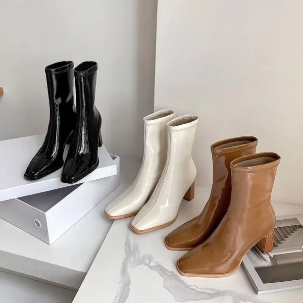 Botas mulheres patentearam couro branca botas de tornozelo feminino Autumn Moda Slip em saltos altos Boot Mulher apontada com calcanhar grosso Botas curtas