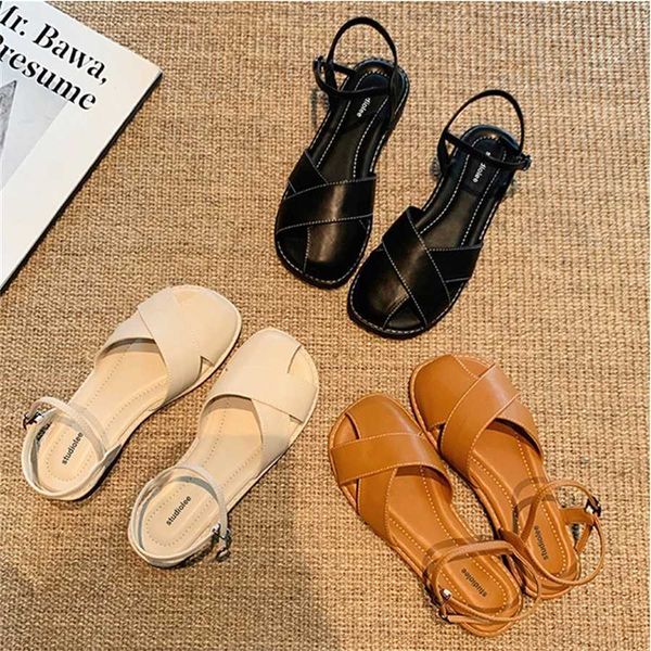 Nuova primavera tessitura incrociata sandali tacchi pane piedi indietro cinturino con fibbia vuoto sandali piatti casual per le donne 240228