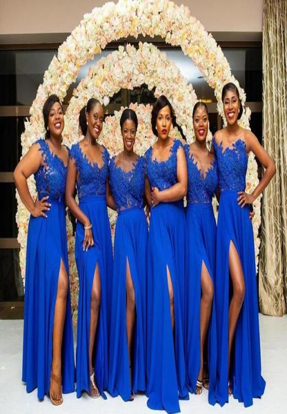 2022 Abiti da damigella d'onore africani taglie forti Blu royal con applicazioni di pizzo in chiffon Lunghezza del pavimento Abiti da sera spaccati Matrimonio su misura G2799128