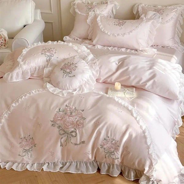 Conjuntos de cama Rosa 1000TC Algodão Egípcio Rosa Flores Bordado Rendas Ruffles Meninas Conjunto de Casamento Duveta Capa Cama Folha Fronhas