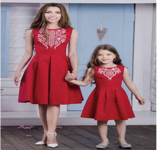 Одинаковые платья для мамы и дочки Красное вечернее платье без рукавов с золотистым цветочным принтом и боковыми швами и невидимой молнией Mom and Me5235240