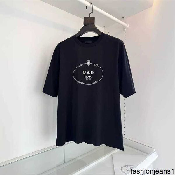 Tasarımcı Yüksek Versiyon P Family 24 Springsummer Göğüs Ters Üçgen Nameplat Cep Dekorasyonu gevşek ve doğru moda markası kısa kollu t-shirtcmxw