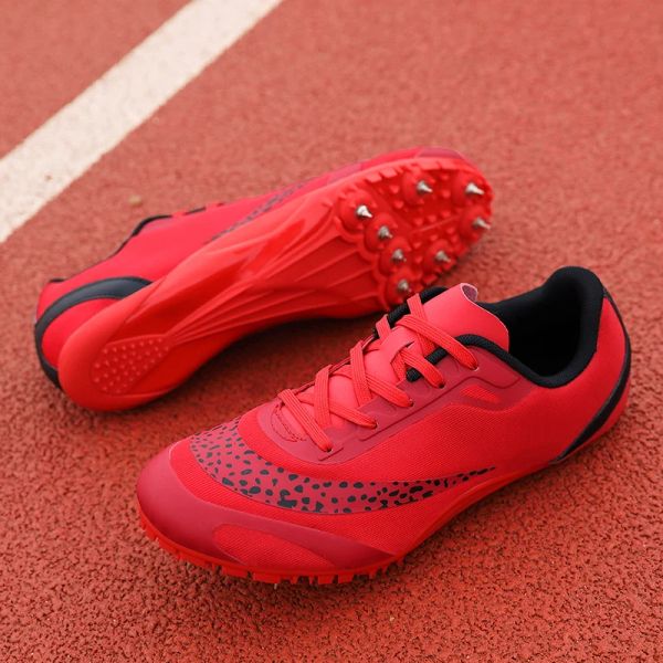 Sapatos homens mulheres atletam e atingem sapatos de sapatos profissionais atletas de corrida rastreando tênis de treinamento de unhas