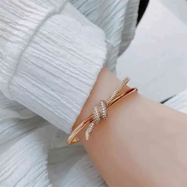 Designer -Armband Gold Armband Damen Edelstahl Armband Knoten glatte Paar Armband Ladies Mode Luxusschmuck Valentinstag Schmuck Großhandelsaleq3