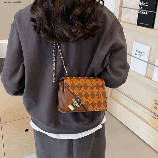 Designer de marca de fábrica vende 50% de desconto em bolsas femininas on-line deste ano, mulheres populares, nova moda de primavera e verão, bolsa de ombro de alta qualidade, corrente quadrada