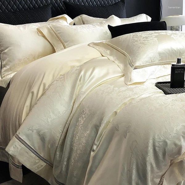 Set di biancheria da letto Ricamo scavato Tessili per la casa Copripiumino in raso di cotone jacquard europeo di lusso Federe in lenzuolo di lino