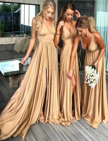 2021 Abiti da damigella d'onore lunghi sexy in oro con scollo a V profondo Impero Split Side Floor Lunghezza Champagne Beach Boho Abiti da sposa per ospiti4186617