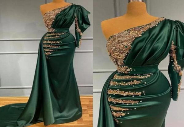 2022 Charmantes, dunkelgrünes Meerjungfrau-Abendkleid aus Satin mit goldenen Spitzenapplikationen, Perlen, Perlen, One-Shoulder-Falten, lang, formell, Oc8080578