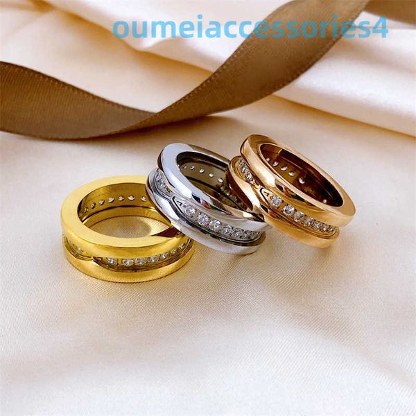 2024 Designer Luxury Brand Jewelry Band v Placcato in oro Mi Wide Three Rings Diamante nel mezzo Anello alla moda e personalizzato