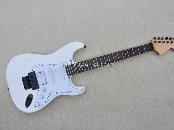 Chitarra Chitarra elettrica bianca a 6 corde con sistema tremolo, tastiera in palissandro smerlato, pickup SSH, personalizzabile