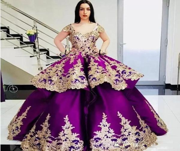 Zarif Altın Nakış Quinceanera Balo Balo Elbise V Boyun Kapağı Kısa Kollular Ruffles Tatlı 16 Vestidos De Dress8477988