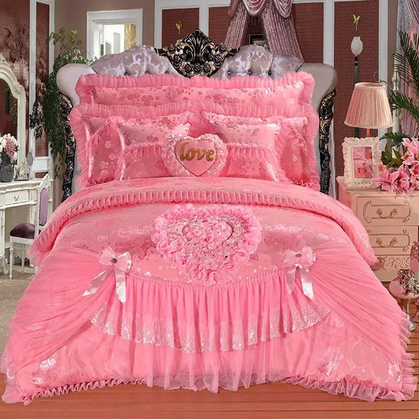 Set di biancheria da letto da sposa principessa stile coreano di lusso cuore rosa pizzo jacquard copripiumino in raso copriletto lenzuolo federe 240313