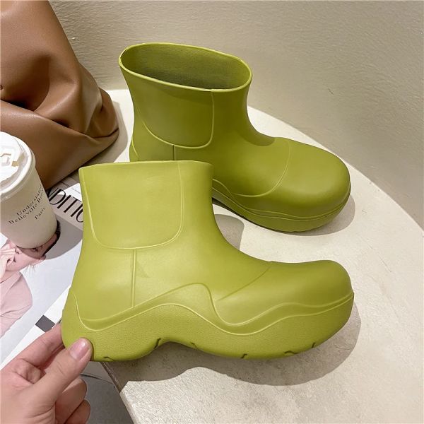 Sandálias Ultralight Eva e impermeabilizadas Mulheres de chuva Slipon Sole grossa de dedão do pé de Fashion Ladies Rain Shoes Solid Girls Platform Botas