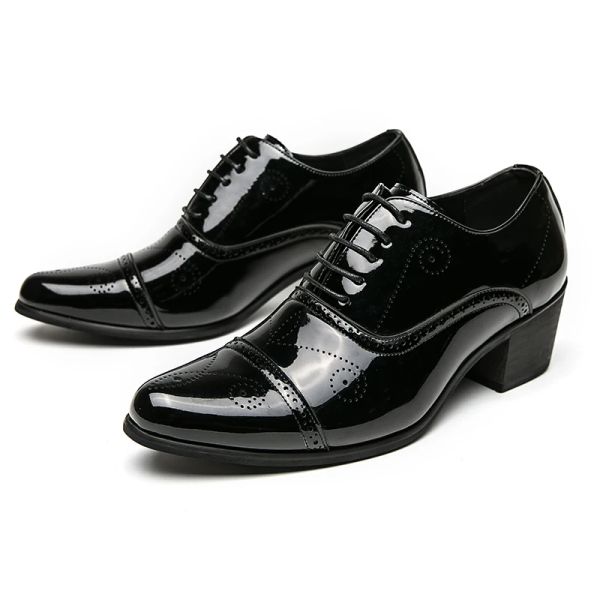 Sapatos 2023 venda quente de couro de couro cubano sapatos de casamento masculino de banquete de casamento britânico retrô brock esculpido salto alto sapatos casuais masculinos