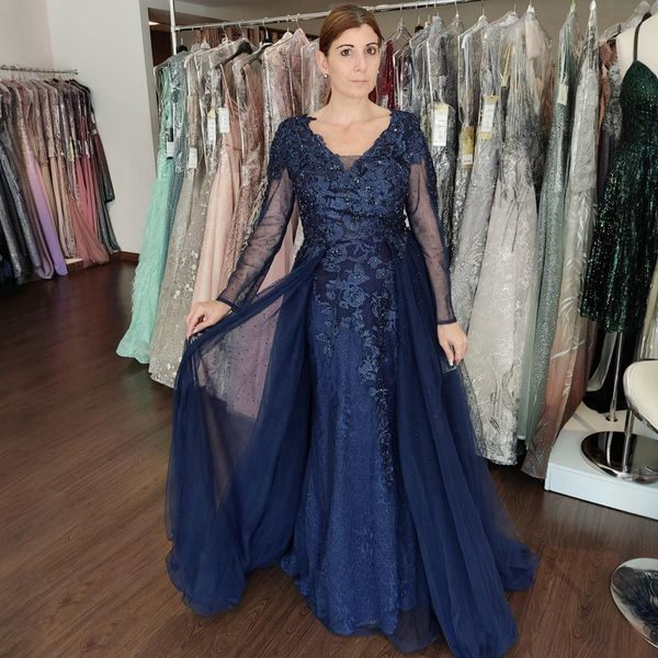 2024 Dark Navy Mãe da Noiva Vestidos com Trem Destacável Vestidos Formais para Mulheres Mangas Compridas V Neck Frisado Renda Vestido da Mãe do Noivo para Casamento AMM152