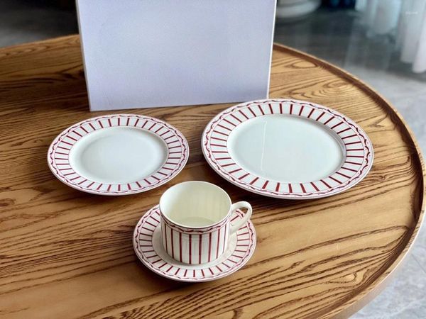 Piatti Tazza minimalista Disco Set di quattro pezzi Piatto da bistecca Piatto da cucina occidentale Torta bianca a doppio strato per la casa