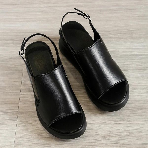 Сандалии 2024, летние женские босоножки на танкетке из искусственной кожи с перекрестным ремешком в корейском стиле, повседневная обувь, женские сандалии с открытым носком и однотонной пряжкой