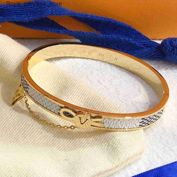 Charme pulseiras estilo retro s designer bangles jóias acessórios incrustados diamante pulseira marca carta flor selo de aço voguish charme mulheres pulseira manguito q240321