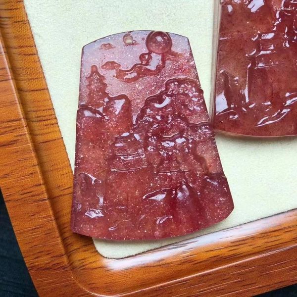 Figurine decorative 46mm Creativo intagliato a mano naturale rosso fragola cristallo di quarzo guarigione paesaggio piatto intaglio moda per gioielli