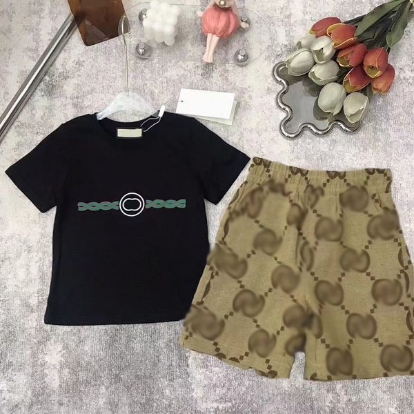 Modisches, kurzärmliges T-Shirt und Shorts, zweiteiliges Set für Jungen und Mädchen mittleren Alters und Kleinkinder sowie Babyshorts. Trendiges Set im britischen Stil für den Sommer