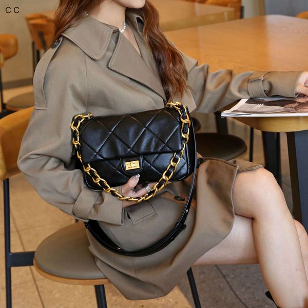 Ausverkaufsrabatt auf Umhängetaschen mit kostenlosem Versand und Grid Soft Leather Lock Buckle Thick Chain High Soft Leather Small Square Bag Small Fragrant Single S Bag