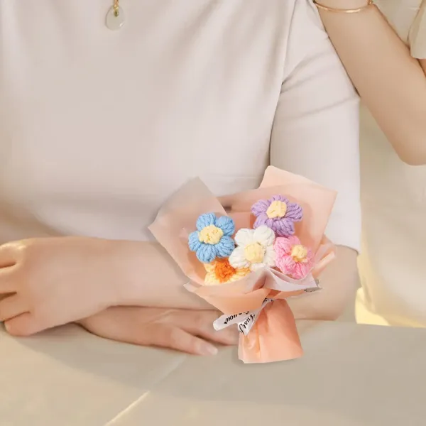 Fiori decorativi Mini bouquet di fiori intrecciati a mano margherite all'uncinetto per regali di San Valentino, Natale, festa della mamma, anniversario della figlia