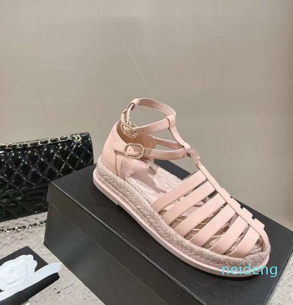 Designer -Spring -Hanfseil Weben dicke Strandsandalen Frauenbeutel Kopf hohl flacher Boden Käfigschuhe