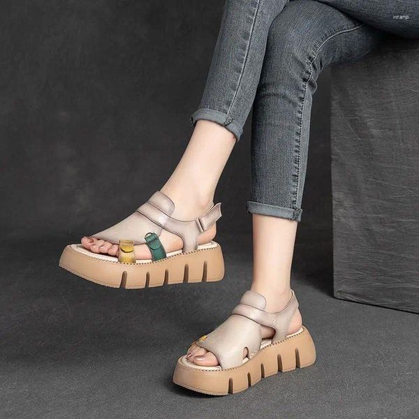 Kleidschuhe 2024 Handgemachte echte Ledersandalen Frauen Designer Luxus Haken- und Schleifenkeile Plattform für Kuh