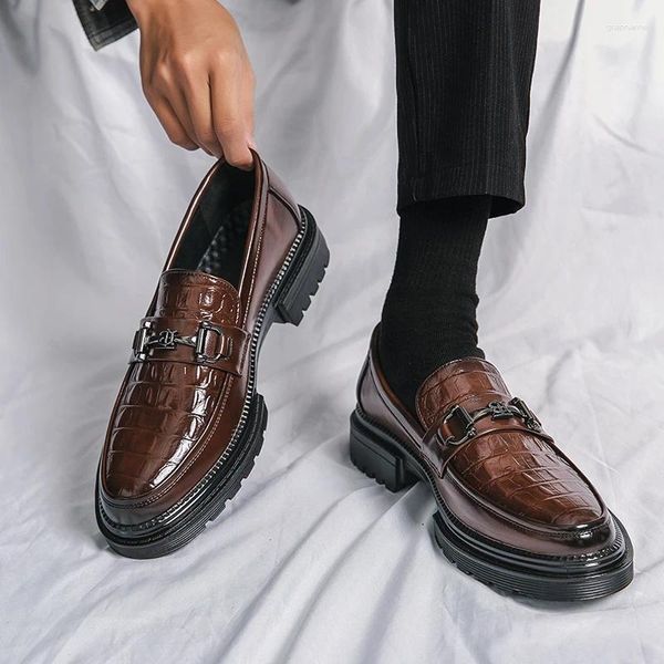 Sapatos casuais 2024 luxo crocodilo impressão le fou alta qualidade couro moda masculina sola de borracha marrom