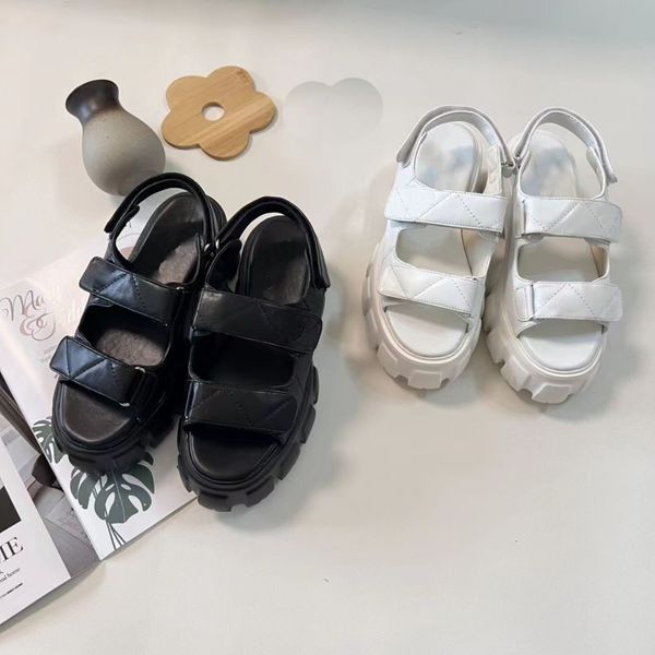 Designer-Damen-Sandale im neuen Stil mit dicken Sohlen, klassische Freizeit-Luxus-Gladiator-Sandale, schwarz-weiße Mode-Damen-Monolith-Ledersandale