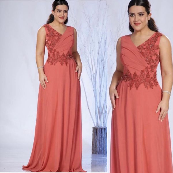 2024 Plus Size Mãe da Noiva Vestidos OrangeRed Illusion Vestidos formais para mulheres com decote em V Plissado Chiffon Frisado Renda Vestido da Mãe do Noivo para Casamento AMM161