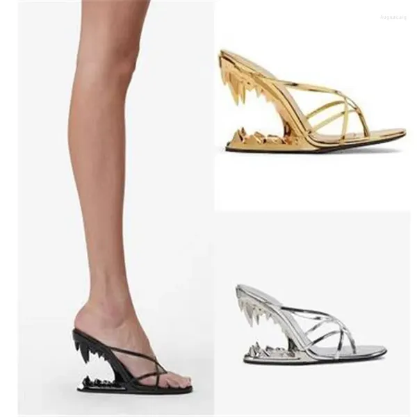 Шлепанцы, лето 2024, женские сандалии на танкетке с металлическими зубцами, пикантные вечерние модельные туфли, уличные туфли на высоком каблуке цвета: золотистый, серебристый, большой размер 34–43